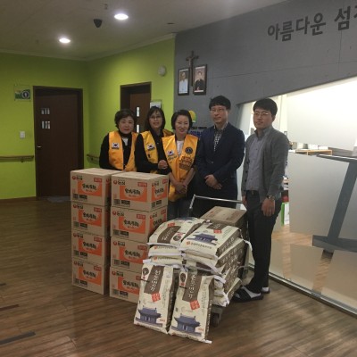 5월 어버이날을 맞아 재가 독거어르신들에게 카네이션 및 후원물품 전달 이미지