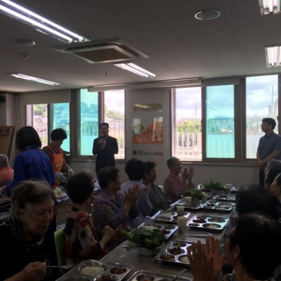 초복을 맞아  대구은행 후원으로 주간보호 어르신들 소고기 구워드렸습니다. 이미지