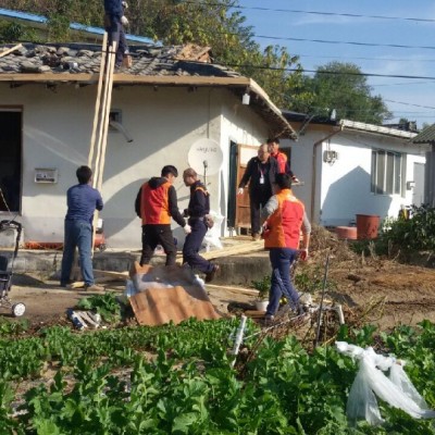 10월 28일(월) SK머티리얼즈 주거환경개선(지붕수리) 후원봉사 이미지